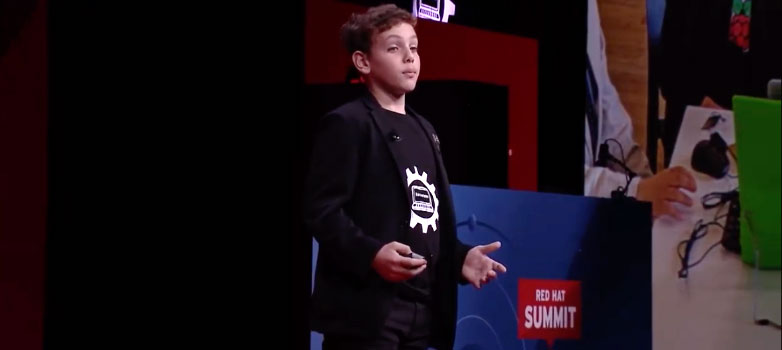 Junge spricht bei Konferenz