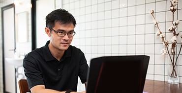 Hombre trabajando en una computadora portátil