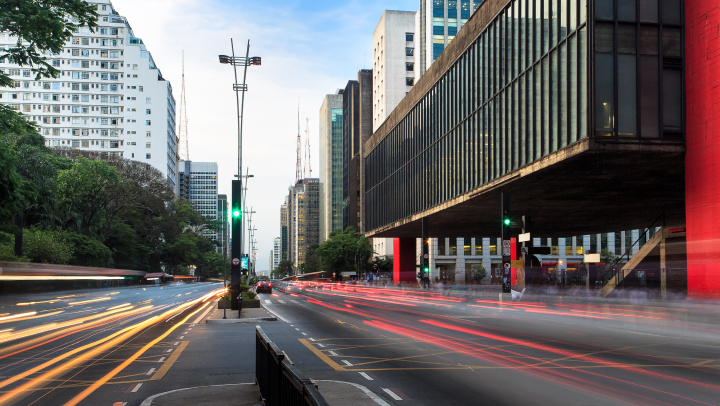 Miniaturansicht einer Stadt mit Lichtern, die schnell fahrende Autos darstellen