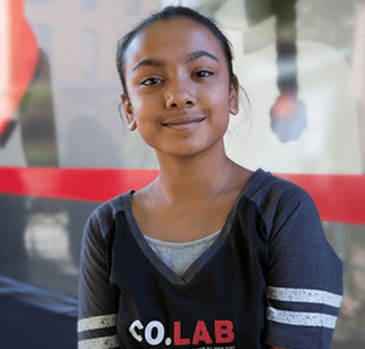 Una niña con una remera de Co.Lab