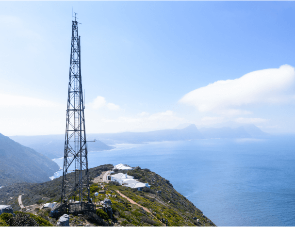 산에 자리한 통신탑